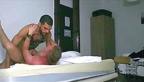 Chro boundgodst ofd by three guys